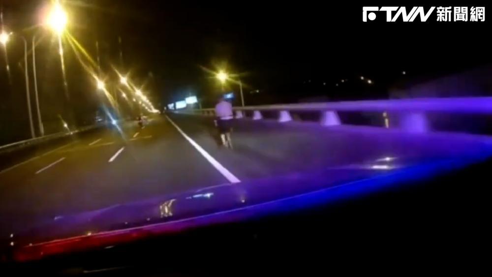 影/71歲老翁騎單車誤闖高架道路 暖警幫騎腳踏車護送離開