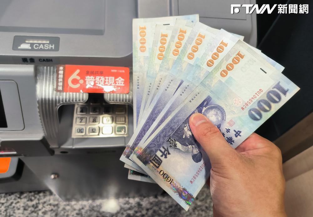瞥見有人攜「百萬鈔票」超商ATM猛存!他不解為何不去銀行 網不裝了曝真相