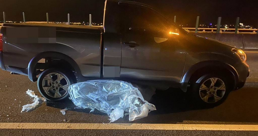 國5車道床墊掉落 2輛車閃避不及撞上卡在原地