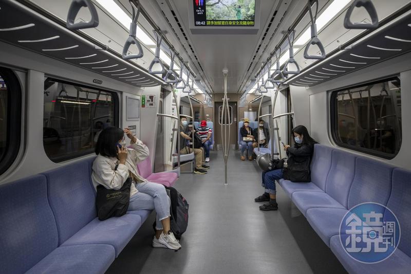 5歲女童讓博愛座遭阿嬤嗆「等到現在」 媽媽高EQ舉動讓網友讚爆