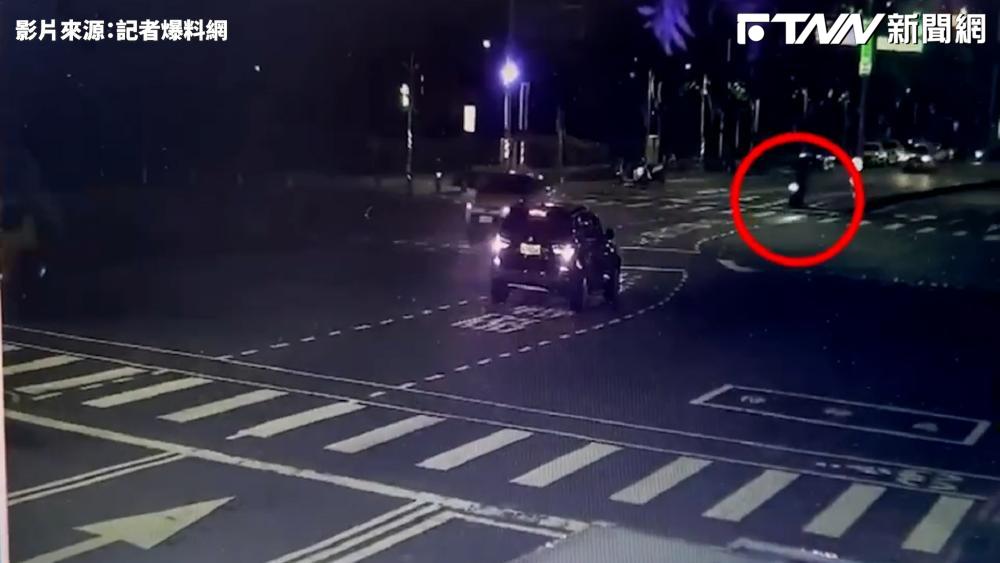影/19歲士兵騎車違規左轉遭撞飛 後座男大生送醫命危